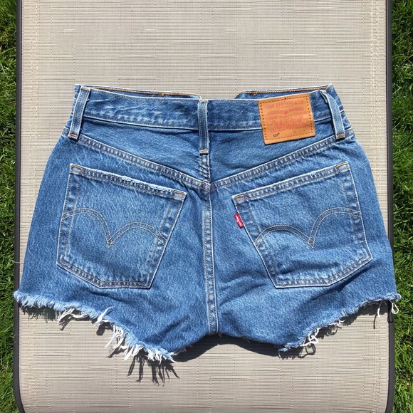 Levi’s Mid Rise Denim Shorts - Picture 2 of 2